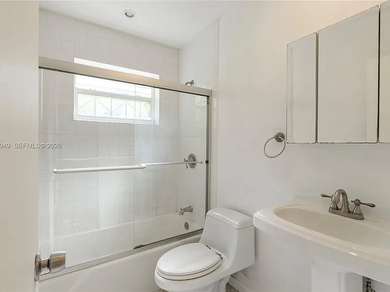 565 NE 160th Ter — Photo 12