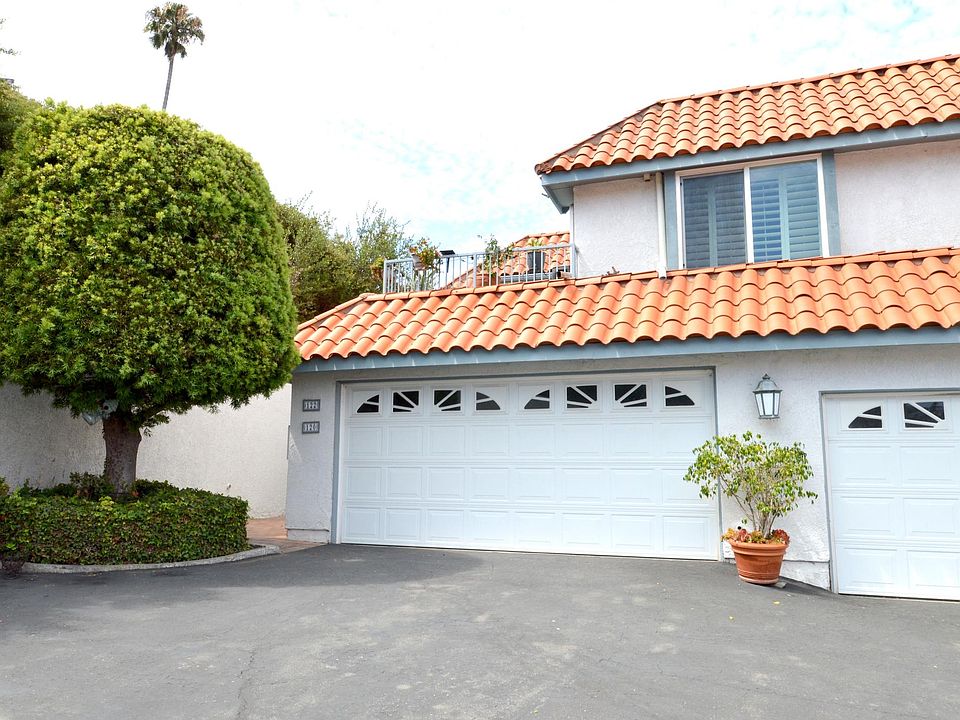 Choice end unit location on the ground level.