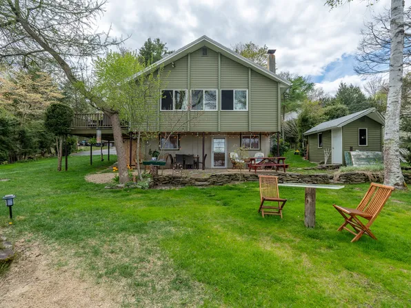 305 Camelot Shore Dr, Farmington, NH 03835