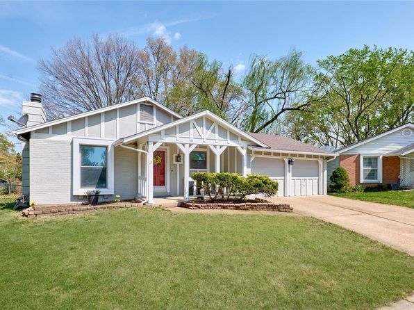 2397 Meadowpark Ct, Maryland Heights, MO 63043
