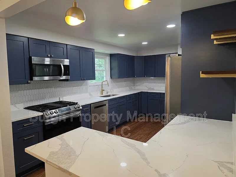 3 bed, 2.5 bath, 1450 sqft, $2,050 — Photo 3