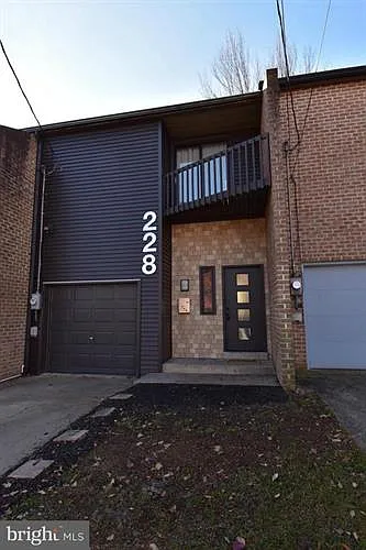 228 Fairview Ave photo 1