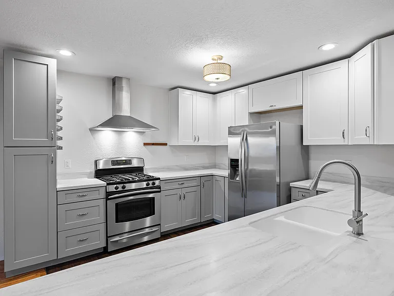 2554 W Stewart Ave — Photo 2