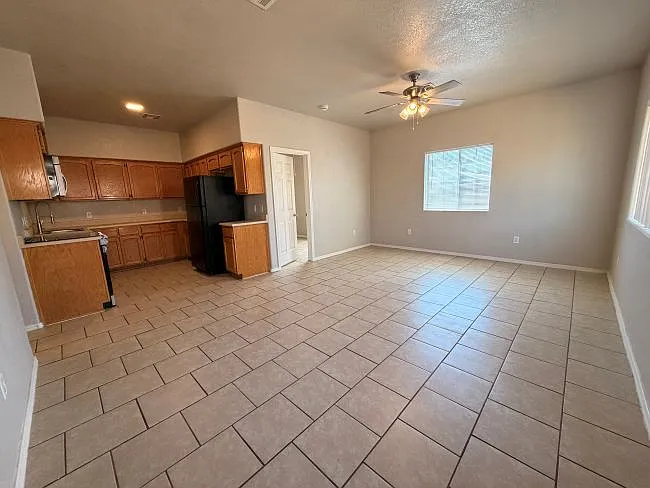 3 bed, 902 sqft, $1,195 — Photo 2