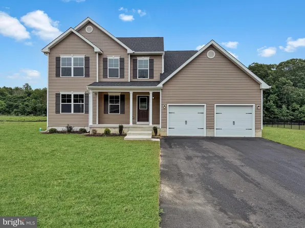 902 Chapel Dr, Vineland, NJ 08361