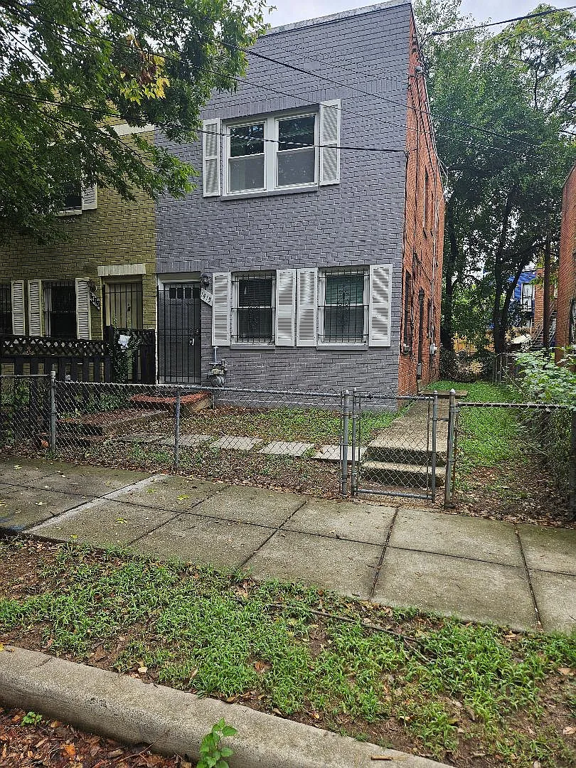 3 bed, 1216 sqft, $4,100 — Photo 2