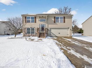 639 Andover Woods Dr, Fenton, MI 48430
