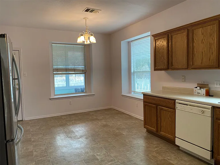 1850 Logan Dr — Photo 5
