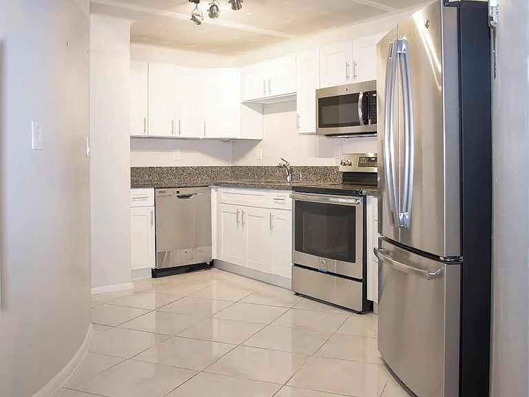 800 Parkview Dr #411 — Photo 10