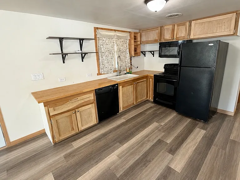 848 Oakwood Dr — Photo 2