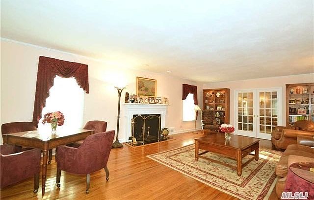 1st image of 25 Hawthorne Ln