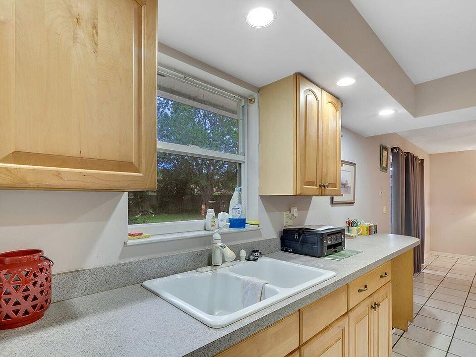 1st image of 513 SE Sunnybrook Terrace