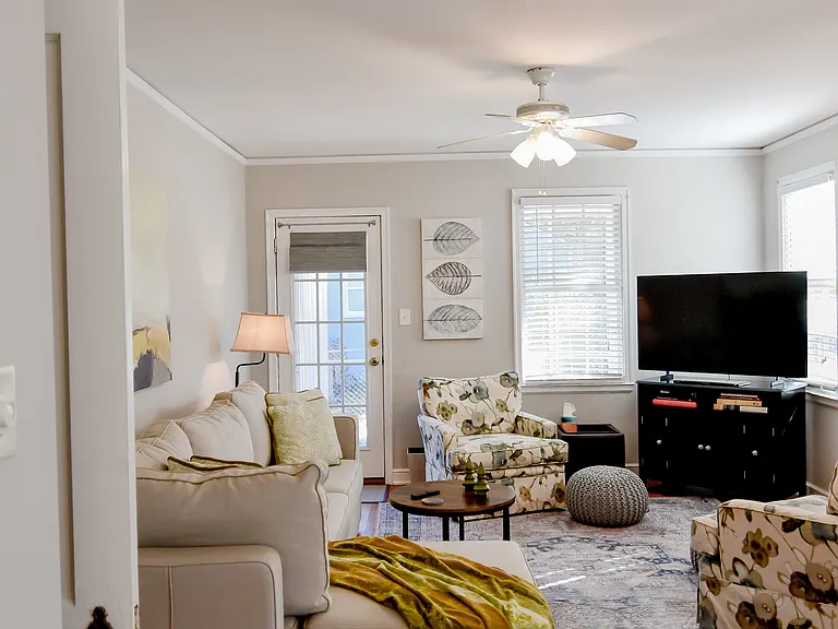 2631 Oakland Ave — Photo 17