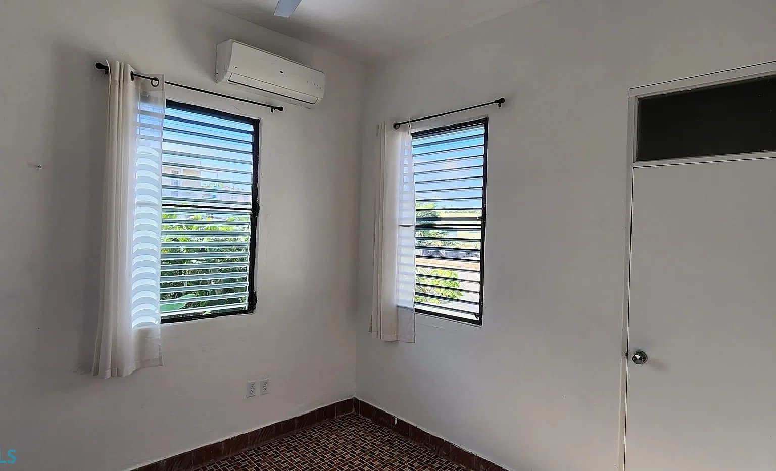 3 bed, 1.5 bath, 1200 sqft, $1,300 — Photo 3