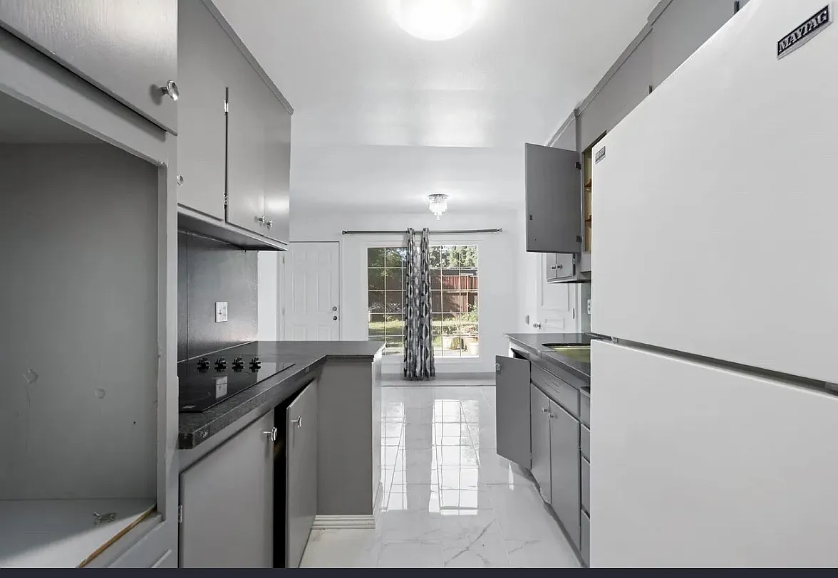 1945 Lehigh Dr — Photo 2