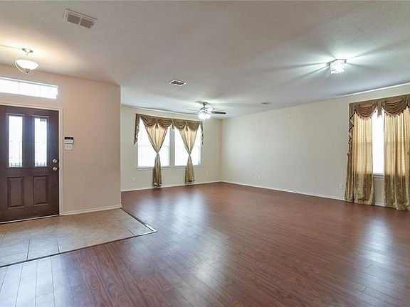 5th image of 509 Sandberry St
