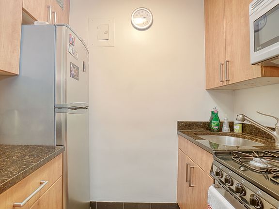 5th image of 211 E 53rd St APT 6L