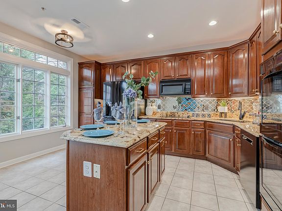 3rd image of 233 Somervelle St