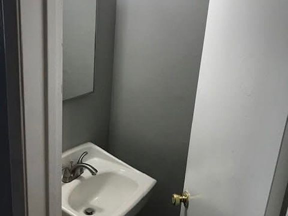 5th image of 924 C St APT 3