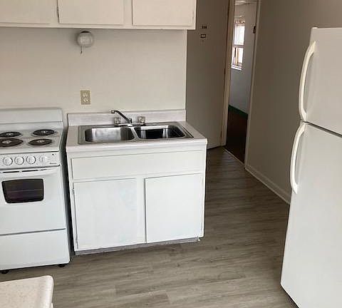 2nd image of 215 E Aurora St