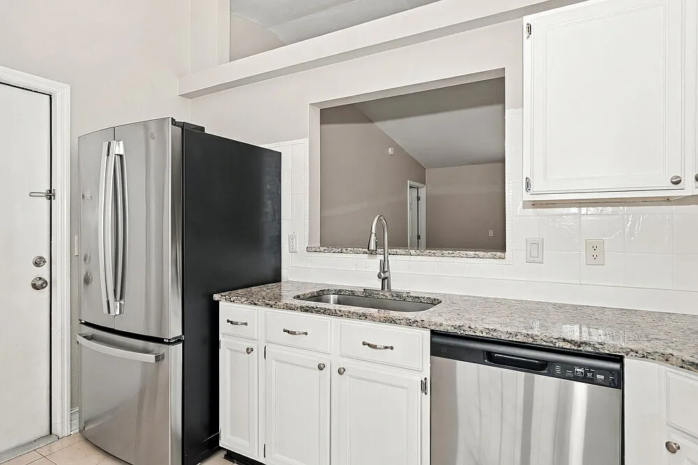 3 bed, 2.0 bath, 1275 sqft, $1,900 — Photo 4