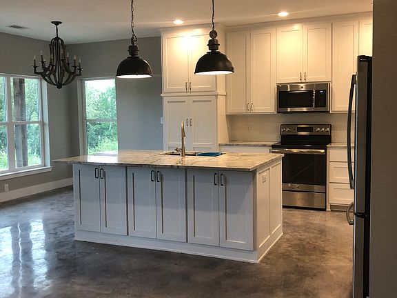 3rd image of 604 Woodland Park Dr