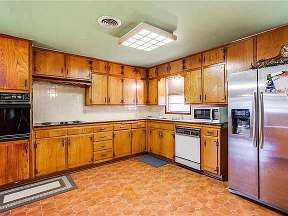 4th image of 2901 Sadler Ave