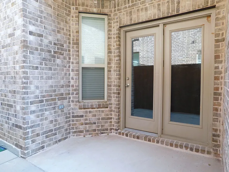 2037 Almassera Dr — Photo 17