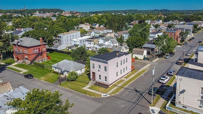 3rd image of 113 Hudson Avenue