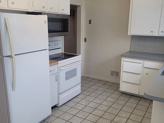 4th image of 22120 Francis St