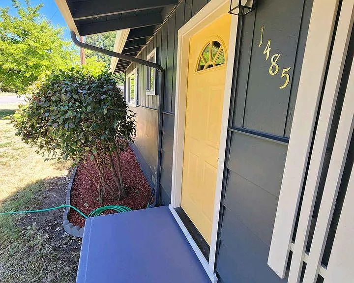 1485 SE Portola Dr — Photo 3