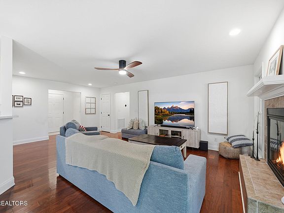 5th image of 1125 Maples Glen Ln