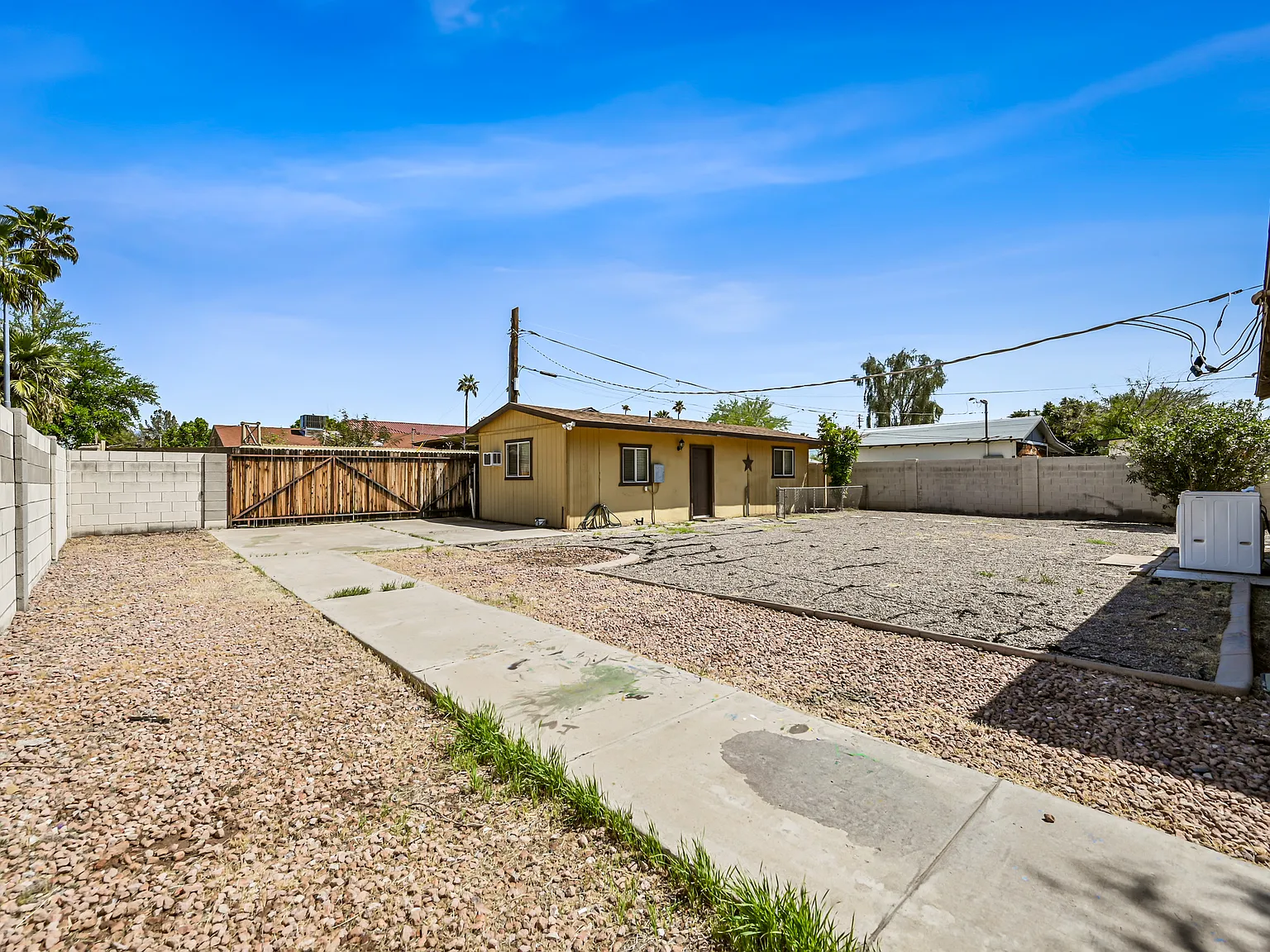 4 bed, 2000 sqft, $2,895 — Photo 2