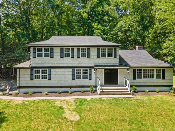 16 Saddle Court, Bedford, NY 10506