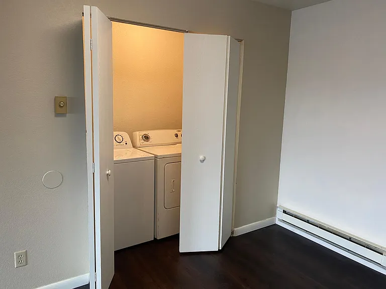 Washer & Dryer Closet/Hook ups (Washer and Dryer units not included)