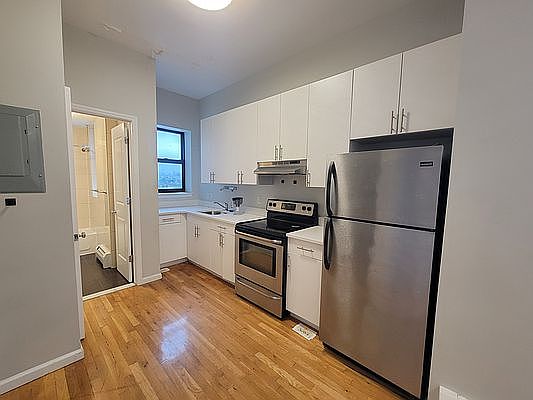 3rd image of 148 Bruckner Blvd APT 4