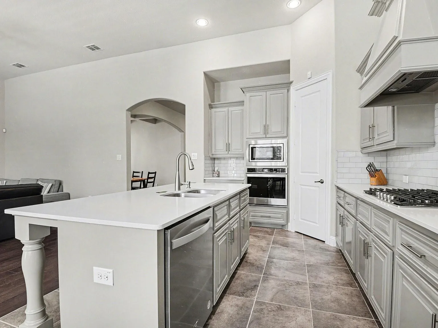 5 bed, 4.5 bath, 3616 sqft, $4,000 — Photo 3