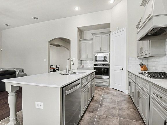 3rd image of 3323 Royal Ridge Dr