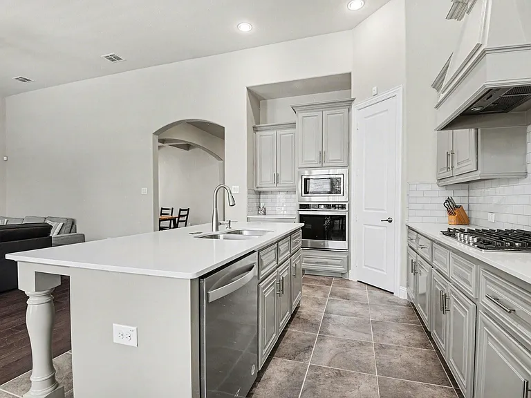 3323 Royal Ridge Dr — Photo 3