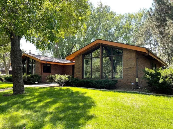 2441 Fairway Cir, Mitchell, SD 57301