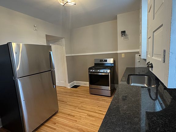 4th image of 141 W Como Ave
