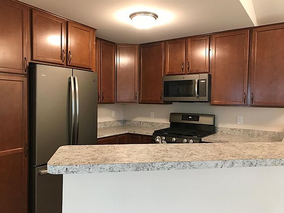 3rd image of 420 Fieldstone Ct #36