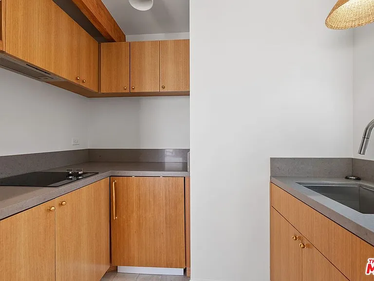 2030 Kelton Ave — Photo 16