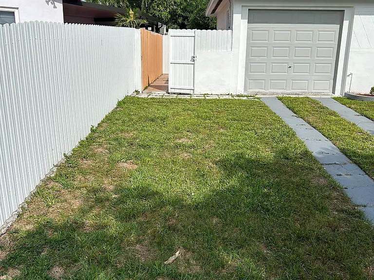SW 190th St — Photo 2