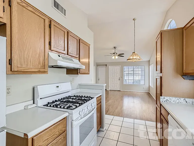 1705 E Carter Rd — Photo 4