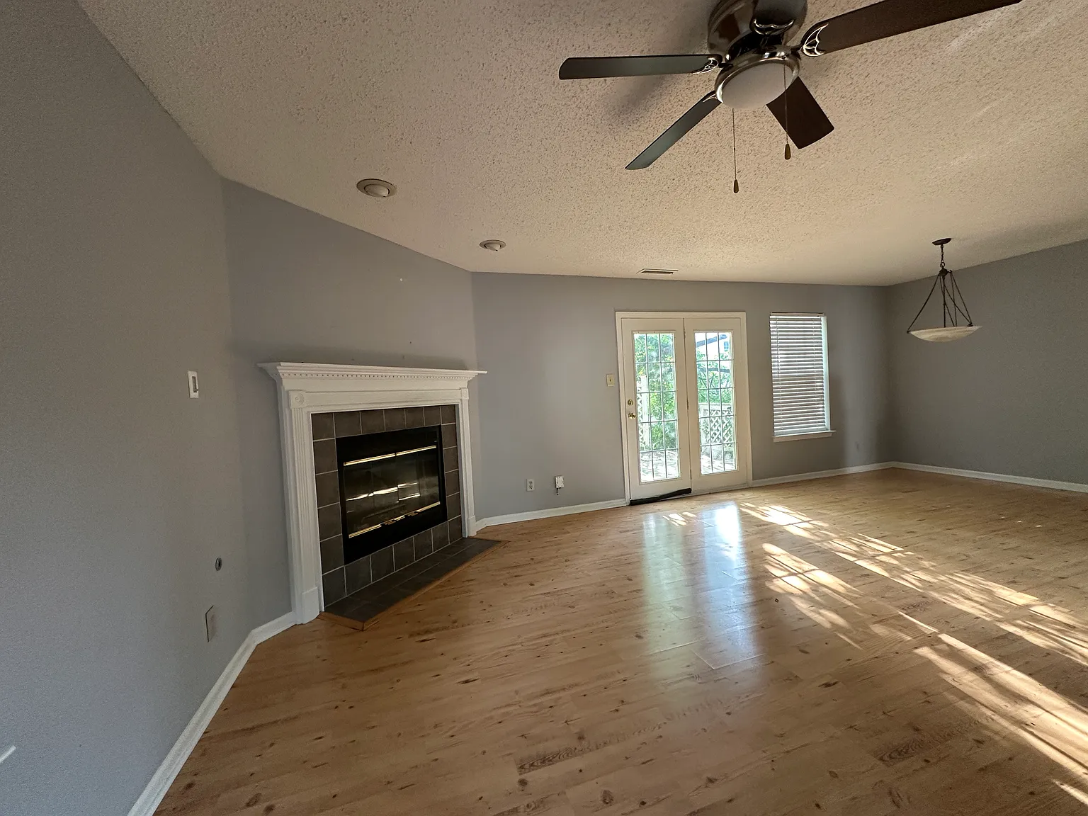 3 bed, 2.5 bath, 1606 sqft, $1,845 — Photo 3
