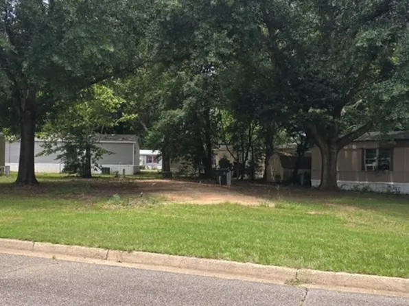 142 Lancelot Cir, Prattville, AL 36067