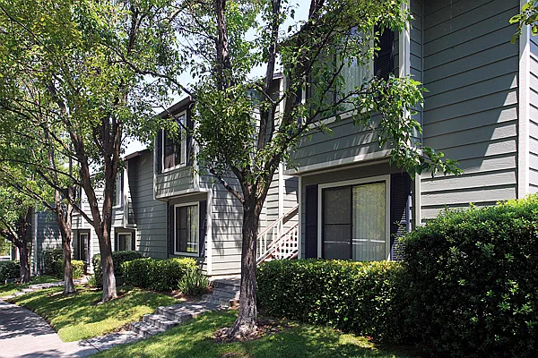 The Pointe Apartment Homes — Photo 12