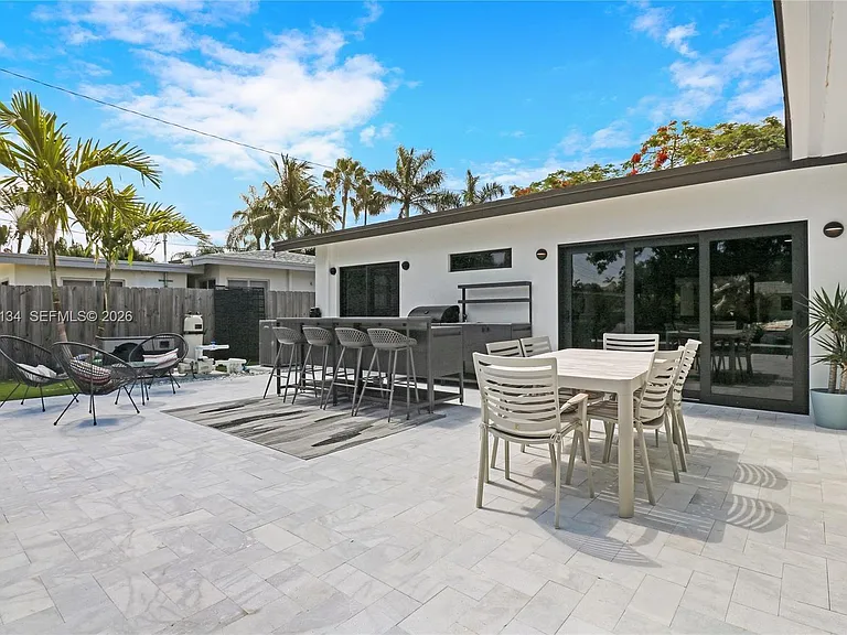 811 NE 17th Ct — Photo 31