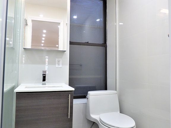 5th image of 224 E 85th St APT 3A